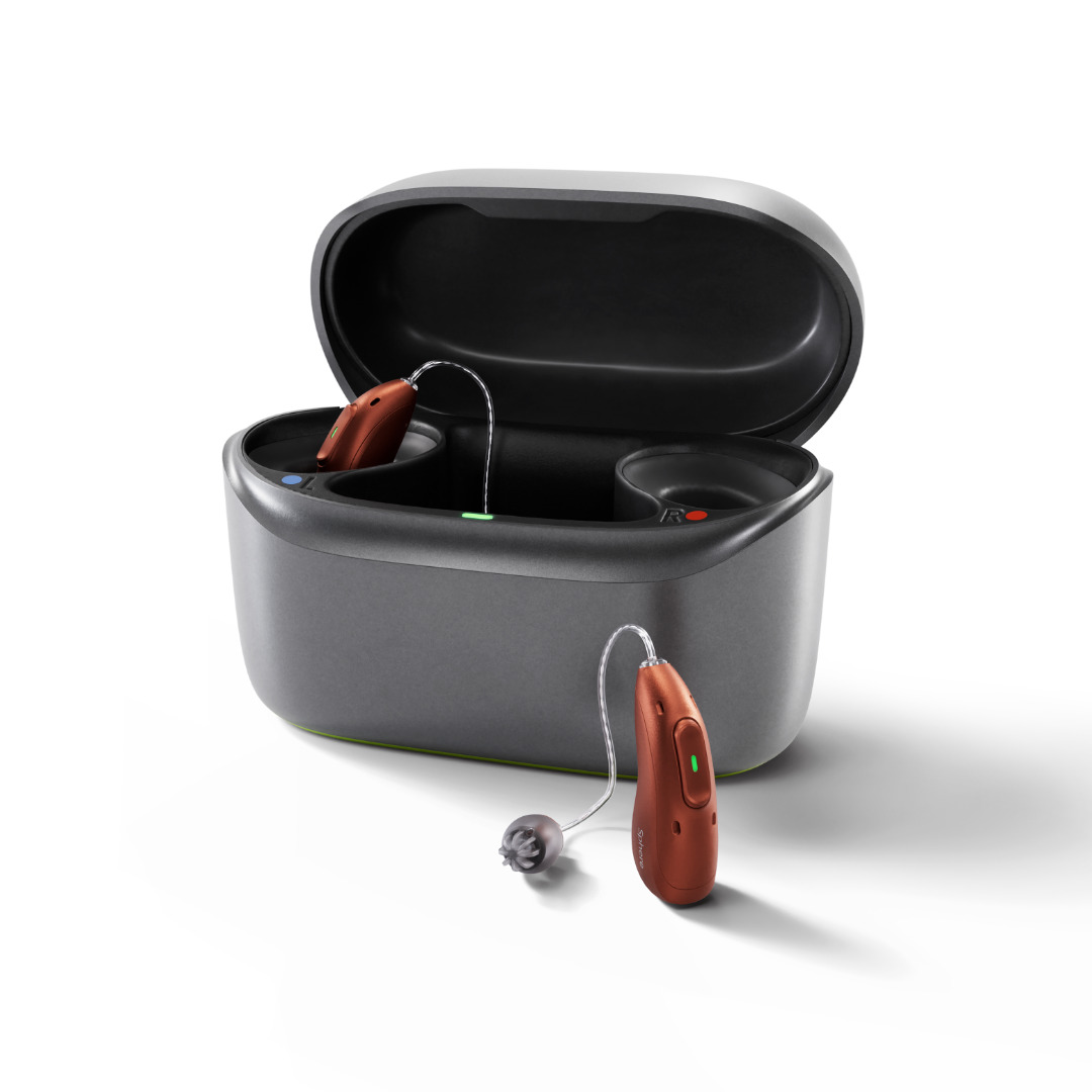 Phonak ChargerGo taşınabilir şarj cihazı ve iki Audéo EON R işitme cihazı