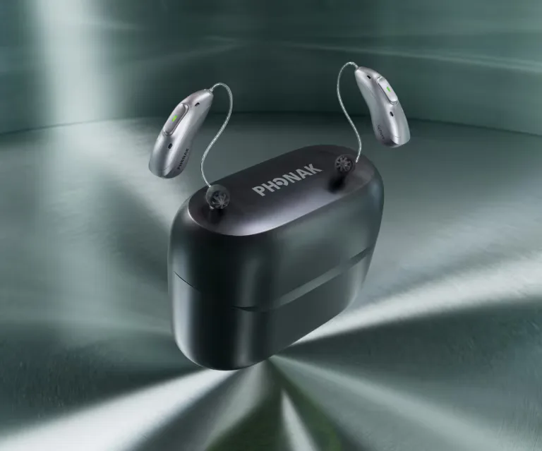 Phonak ChargerGo RIC I EON taşınabilir şarj cihazı ve iki Audéo EON işitme cihazı