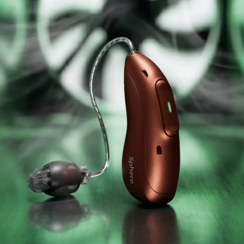Phonak Audéo EON Sphere işitme cihazı yakın plan; gövdede Sphere yazısı ve alıcı kablosu