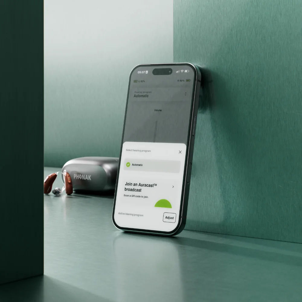 myPhonak uygulamasında Auracast yayınına katılma ekranı ve Phonak Audéo EON işitme cihazları